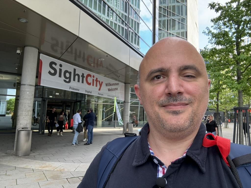 Ignazio davanti all'ingresso del Kap Europa Convention Center di Francoforte